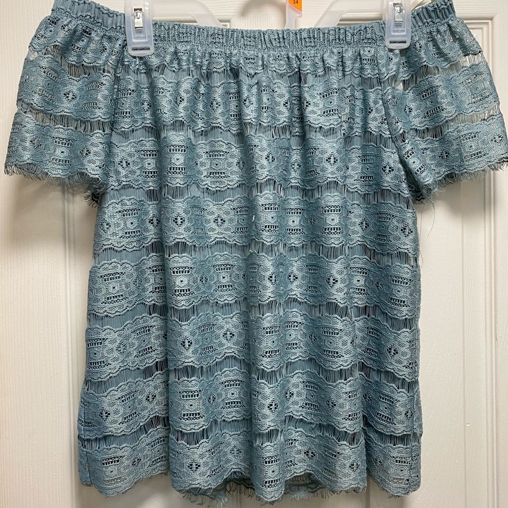 Off the shoulder lace top 🦋 ⭐️50% off⭐️